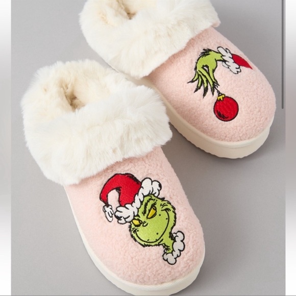 NWT - American Eagle, Grinch PINK Slippers - Picture 1 of 3